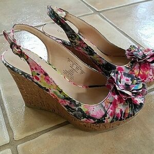 Like new, Floral high heel shoes, 4"